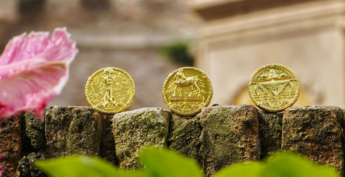 Nieuwe Efteling-pins zijn vormgegeven als gouden dukaten