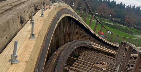 Toverland steekt handen uit de mouwen houten achtbaan Troy vernieuwd