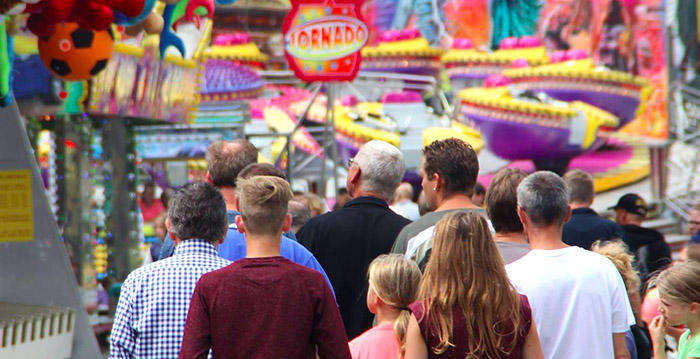 Mannen lopen met mes in hun hand op Tilburgse kermis