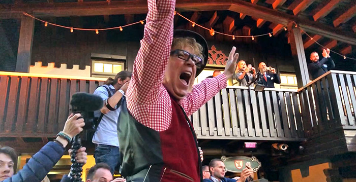 Video: Efteling-fans vieren feest bij allerlaatste ritje in de Bob