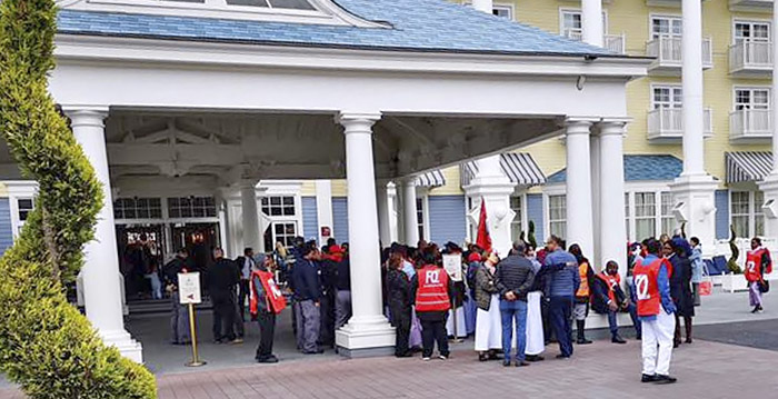 Staking in Disneyland Paris: 'Slecht behandeld en slecht betaald'