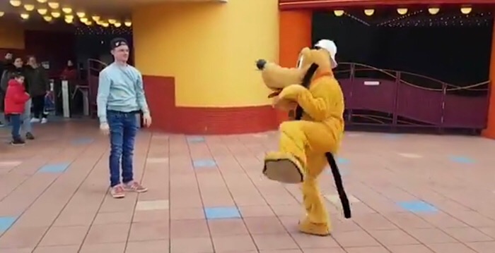 Video: Pluto doet dance battle met bezoeker in Disneyland Paris