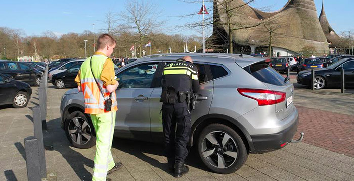 Eerste lekkere lentedag: politie bevrijdt hond op parkeerterrein Efteling