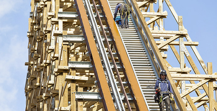 Foto's: ketting van nieuwe Walibi-achtbaan Untamed gemonteerd