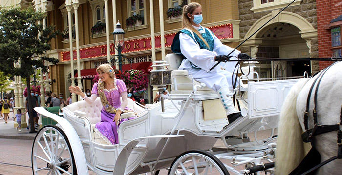 Foto's: bezoekers Disneyland Paris ontmoeten Disney-figuren op afstand