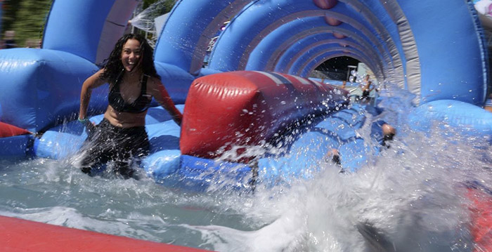 Waterglijbaan zorgt voor verkoeling in Walibi Holland