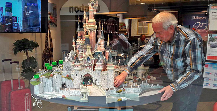 Wow: Nederlandse Disney-fan bouwt kasteel uit Disneyland Paris na