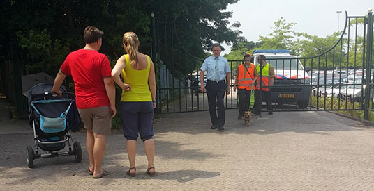 Hondje uit bloedhete auto gered op parkeerterrein Efteling