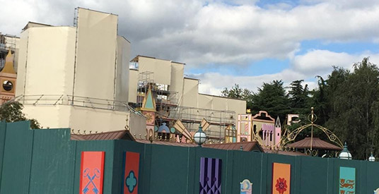 Renovatie Disney's It's a Small World in volle gang: gebouw helemaal ingepakt