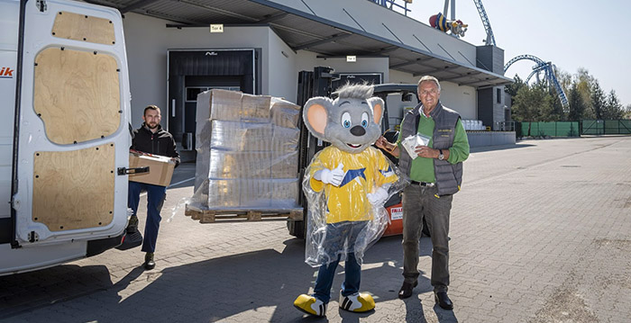 Europa-Park stuurt tienduizenden regenponcho's naar zorginstellingen