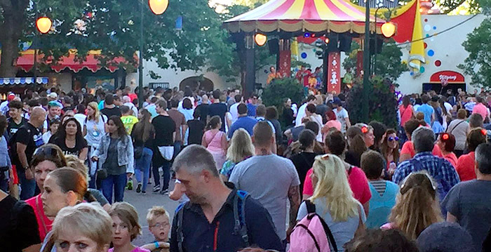 Topdrukte in de Efteling: tienduizenden bezoekers, parkeerplaatsen vol