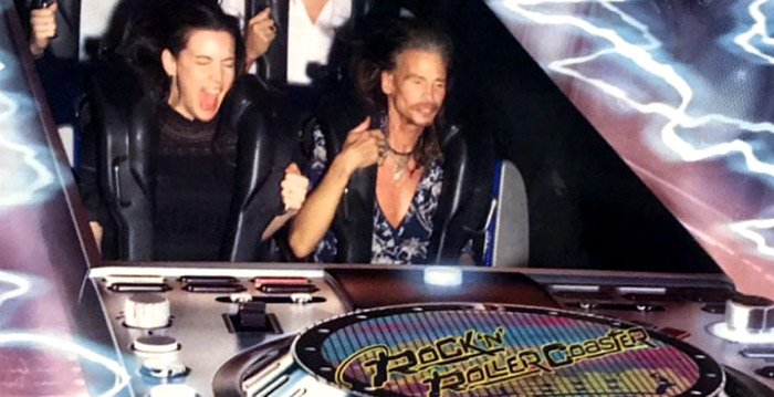 Iconisch: Aerosmith-zanger (70) maakt ritje in 'zijn' Rock 'n' Roller Coaster