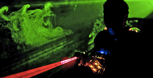 Zo leuk is werken bij de Efteling: lasergamen in pikdonker Sprookjesbos