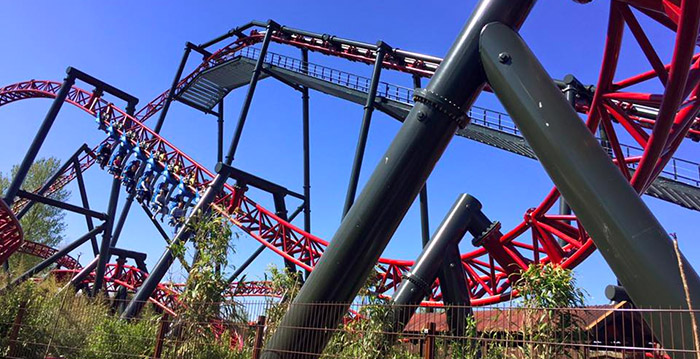 Langste en snelste suspended family coaster van Europa geopend