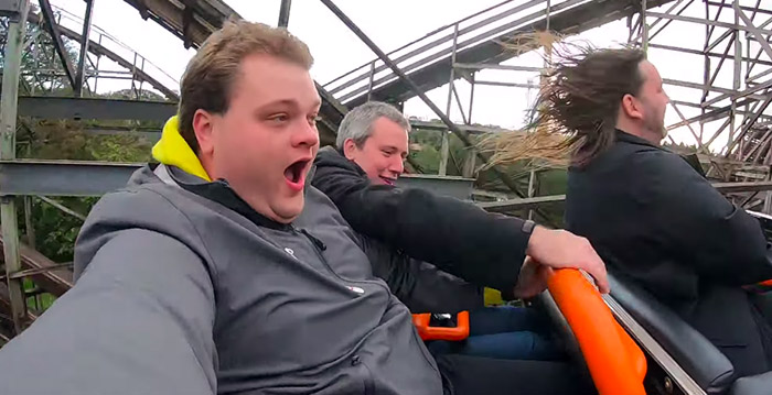 Pretparkvlogger in shock: beugel van achtbaan gaat open tijdens ritje