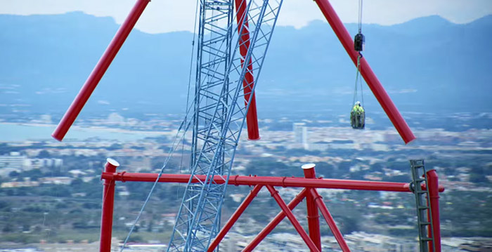 Epische video: achtbaanbouwers aan het werk op meer dan honderd meter hoogte