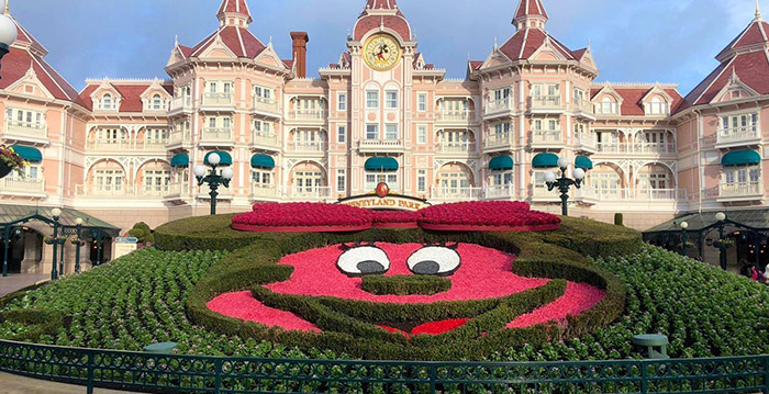 Disneyland Paris past iconische ingang aan op Internationale Vrouwendag