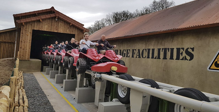 Lanceerachtbaan met quad-treinen in Frans attractiepark