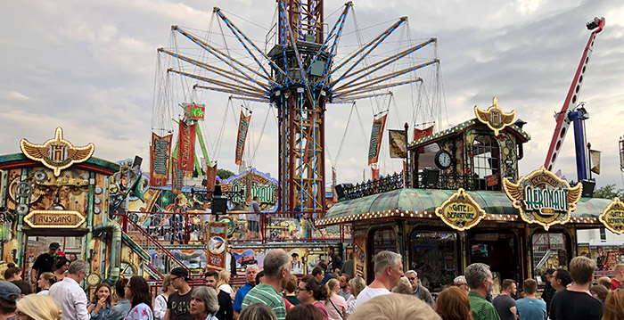 Foto's: Nederlandse mega-zweefmolen beleeft première op Duitse kermis