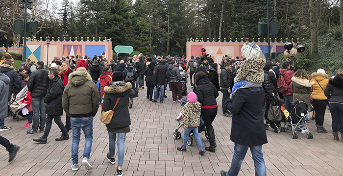 Vrouw steelt negentien kinderwagens uit Disneyland Paris