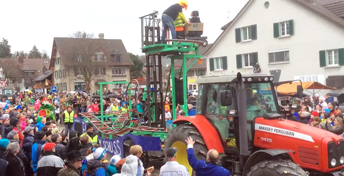 Zwitsers bouwen spectaculaire carnavalswagen met werkende achtbaan én looping