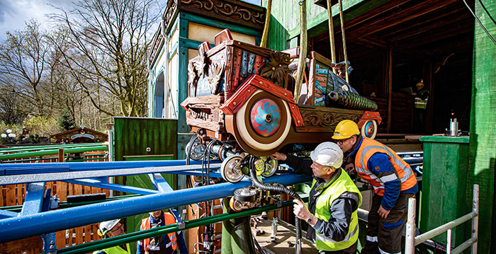 Efteling plaatst eerste karretjes van nieuwe achtbaan Max & Moritz