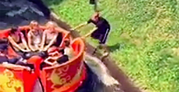 Video: bezoeker Walibi slaat wachtrij over door in bootje te springen