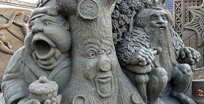 Foto's: Efteling-figuren nagebouwd in zand