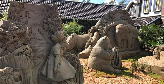 Foto's: Efteling-figuren nagebouwd in zand - Looopings