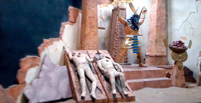 Video: Challenge of Tutankhamon in Walibi Belgium met de lichten aan