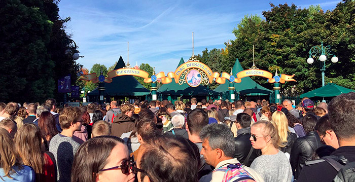 Woede over tassencontrole in Disneyland Paris: 'We worden gegijzeld'