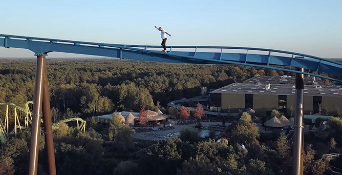 Freerunners beklimmen veertig meter hoge achtbaan Toverland