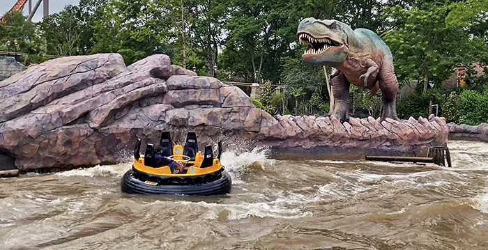 Video: Duits Plopsa-park opent vernieuwde wildwaterbaan met dino's