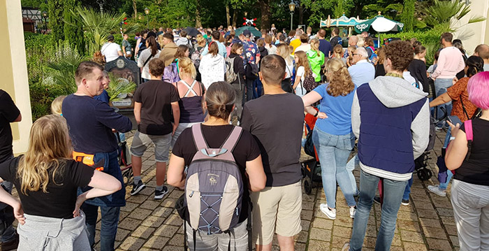 Geen crowd control bij binnenkomst Efteling: afstand ver te zoeken