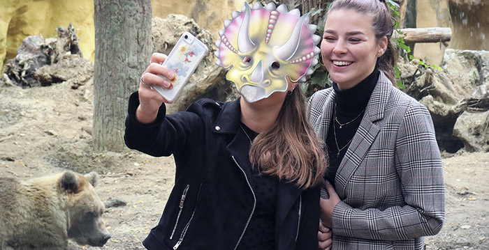 Proef met anti-selfie-maskers in dierentuin blijkt reclamestunt