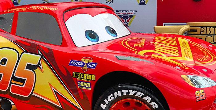 Beroemde racewagen Lightning McQueen in Disneyland Paris