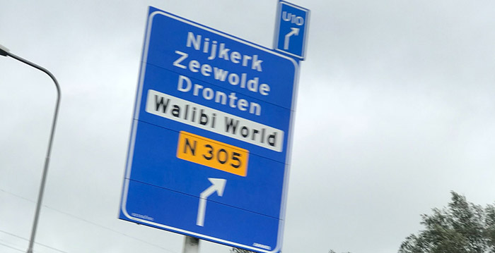 Tien jaar na naamswijziging Walibi: nog steeds verkeerde naam op verkeersborden