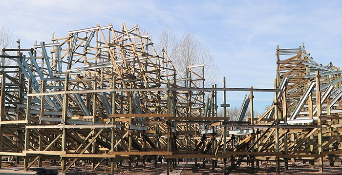 Eerste inversie van nieuwe Walibi-achtbaan Untamed in beeld