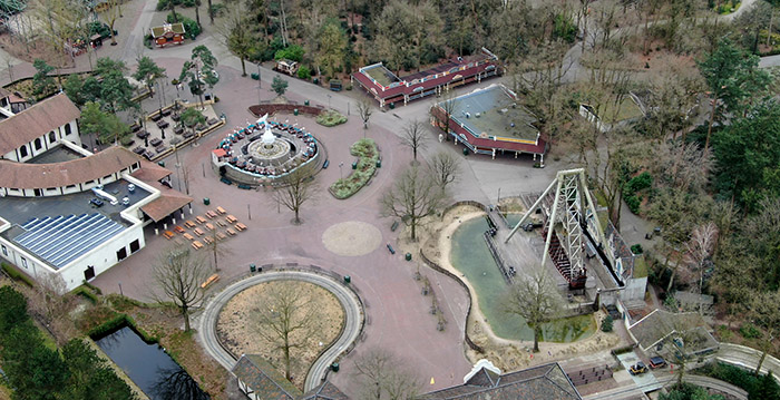 Surrealistische luchtfoto's van een Efteling zonder bezoekers