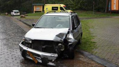 Auto in de prak bij ingang Avonturenpark Hellendoorn