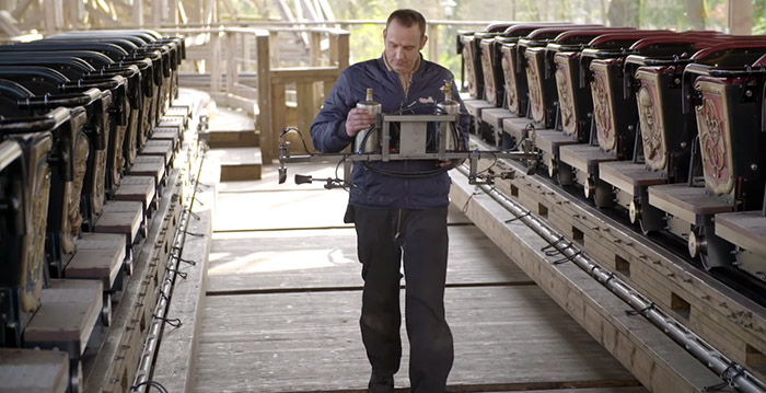 Briljante uitvinding: Efteling bouwt speciale smeermachine voor houten achtbaan