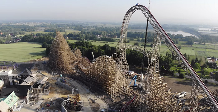 Indrukwekkende luchtbeelden van sensationele hybrid coaster in Polen