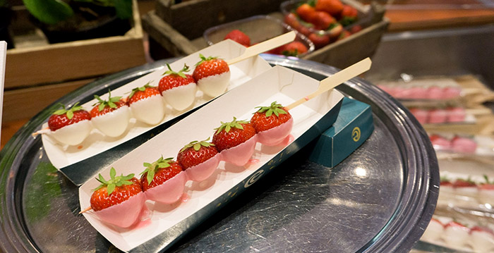 Efteling verkoopt aardbeien met slagroom, chocolade en Oreo-stukjes