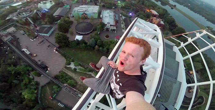 Youtuber maakt selfies bovenop achtbaan van tientallen meters hoog