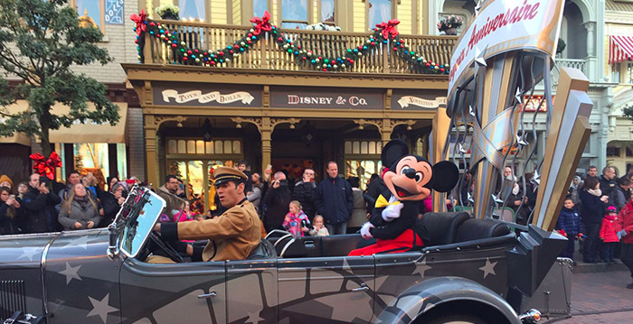 Mickey Mouse viert verjaardag in Disneyland Paris