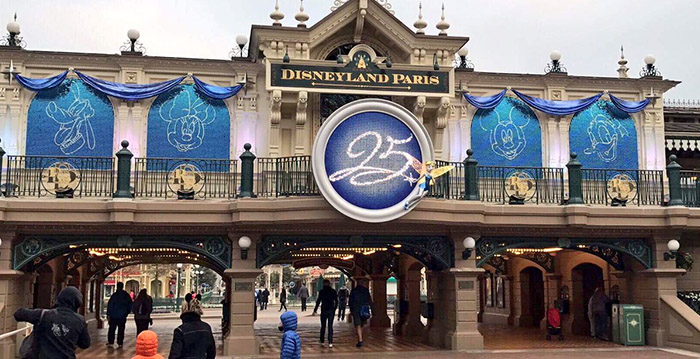 Disneyland Paris kleurt blauw voor 25-jarig jubileum