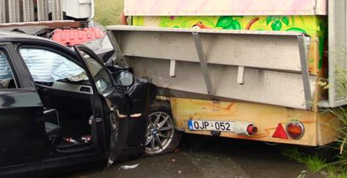 Auto botst op botsautokraam: twee gewonden