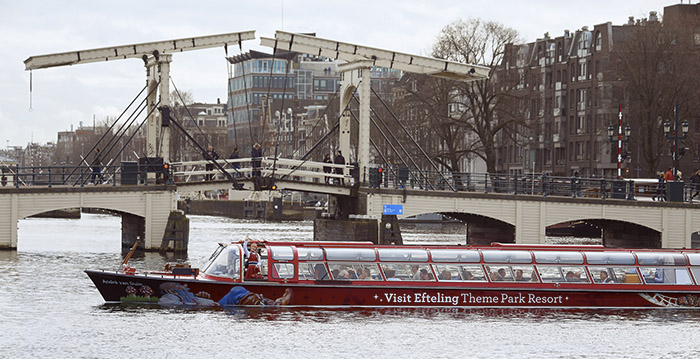 Efteling-boot vaart door Amsterdamse grachten