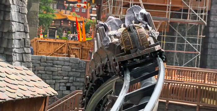 Bekijk de testritten van de nieuwe boomerang coaster in Phantasialand