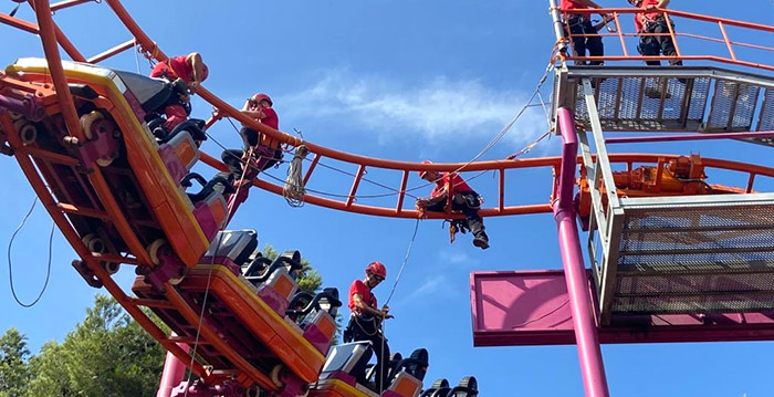 Bezoekers Frans pretpark zitten uren vast in achtbaan